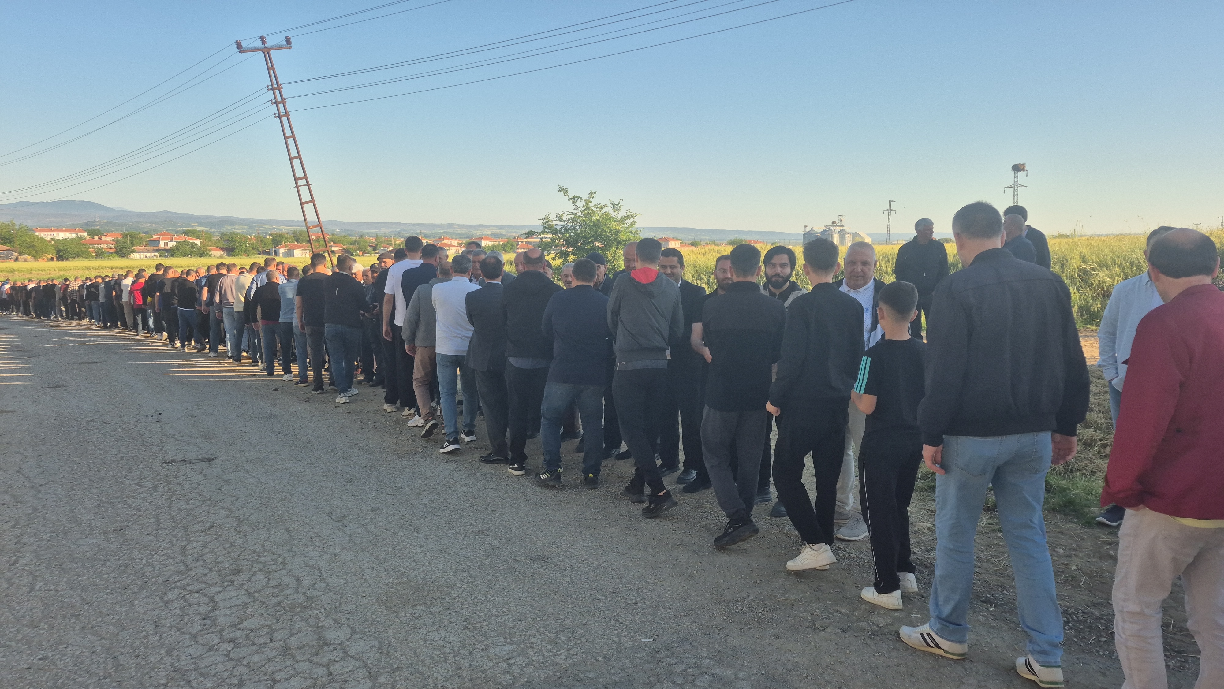 Edirne’nin Meriç ilçesine bağlı Küplü beldesi, yaklaşık 90 yıldır kesintisiz sürdürülen çok özel bir geleneğe bu Kurban Bayramı’nda da ev sahipliği yaptı.