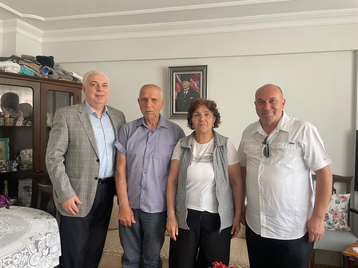 Edirne Belediyesi, Anneler Günü’nde vatan uğruna canlarını feda eden kahraman şehitlerimizin emanetlerini unutmadı. Belediye Başkan Yardımcısı ve Meclis Üyelerinden oluşan heyetler, kent merkezindeki şehit ailelerini evlerinde ziyaret ederek bu anlamlı günde onlara moral verdi.