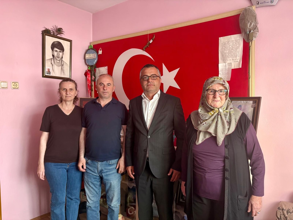 Edirne Belediyesi, Anneler Günü’nde vatan uğruna canlarını feda eden kahraman şehitlerimizin emanetlerini unutmadı. Belediye Başkan Yardımcısı ve Meclis Üyelerinden oluşan heyetler, kent merkezindeki şehit ailelerini evlerinde ziyaret ederek bu anlamlı günde onlara moral verdi.