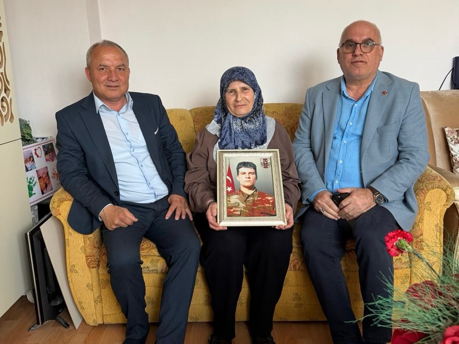 Edirne Belediyesi, Anneler Günü’nde vatan uğruna canlarını feda eden kahraman şehitlerimizin emanetlerini unutmadı. Belediye Başkan Yardımcısı ve Meclis Üyelerinden oluşan heyetler, kent merkezindeki şehit ailelerini evlerinde ziyaret ederek bu anlamlı günde onlara moral verdi.