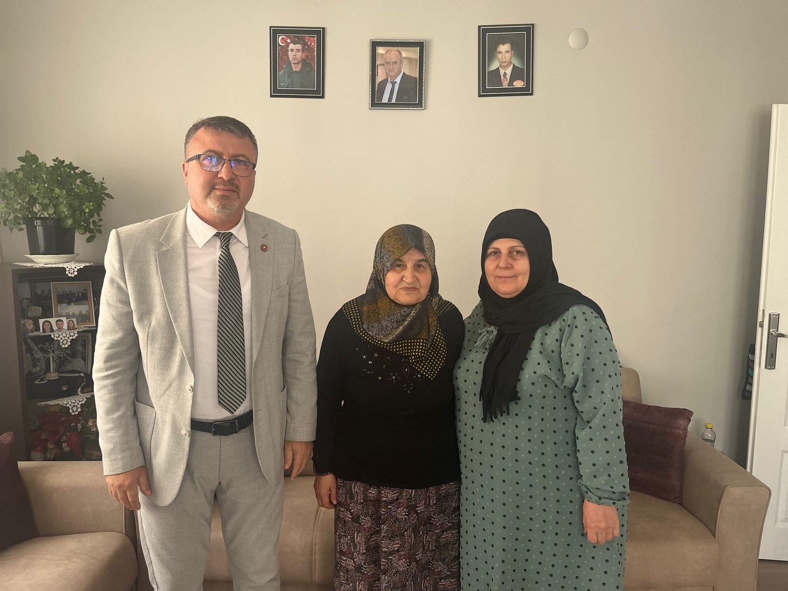 Edirne Belediyesi, Anneler Günü’nde vatan uğruna canlarını feda eden kahraman şehitlerimizin emanetlerini unutmadı. Belediye Başkan Yardımcısı ve Meclis Üyelerinden oluşan heyetler, kent merkezindeki şehit ailelerini evlerinde ziyaret ederek bu anlamlı günde onlara moral verdi.
