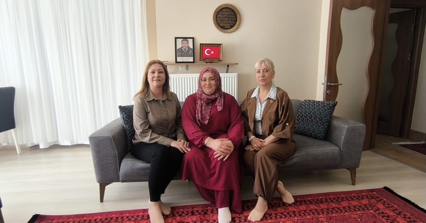 Edirne Belediyesi, Anneler Günü’nde vatan uğruna canlarını feda eden kahraman şehitlerimizin emanetlerini unutmadı. Belediye Başkan Yardımcısı ve Meclis Üyelerinden oluşan heyetler, kent merkezindeki şehit ailelerini evlerinde ziyaret ederek bu anlamlı günde onlara moral verdi.