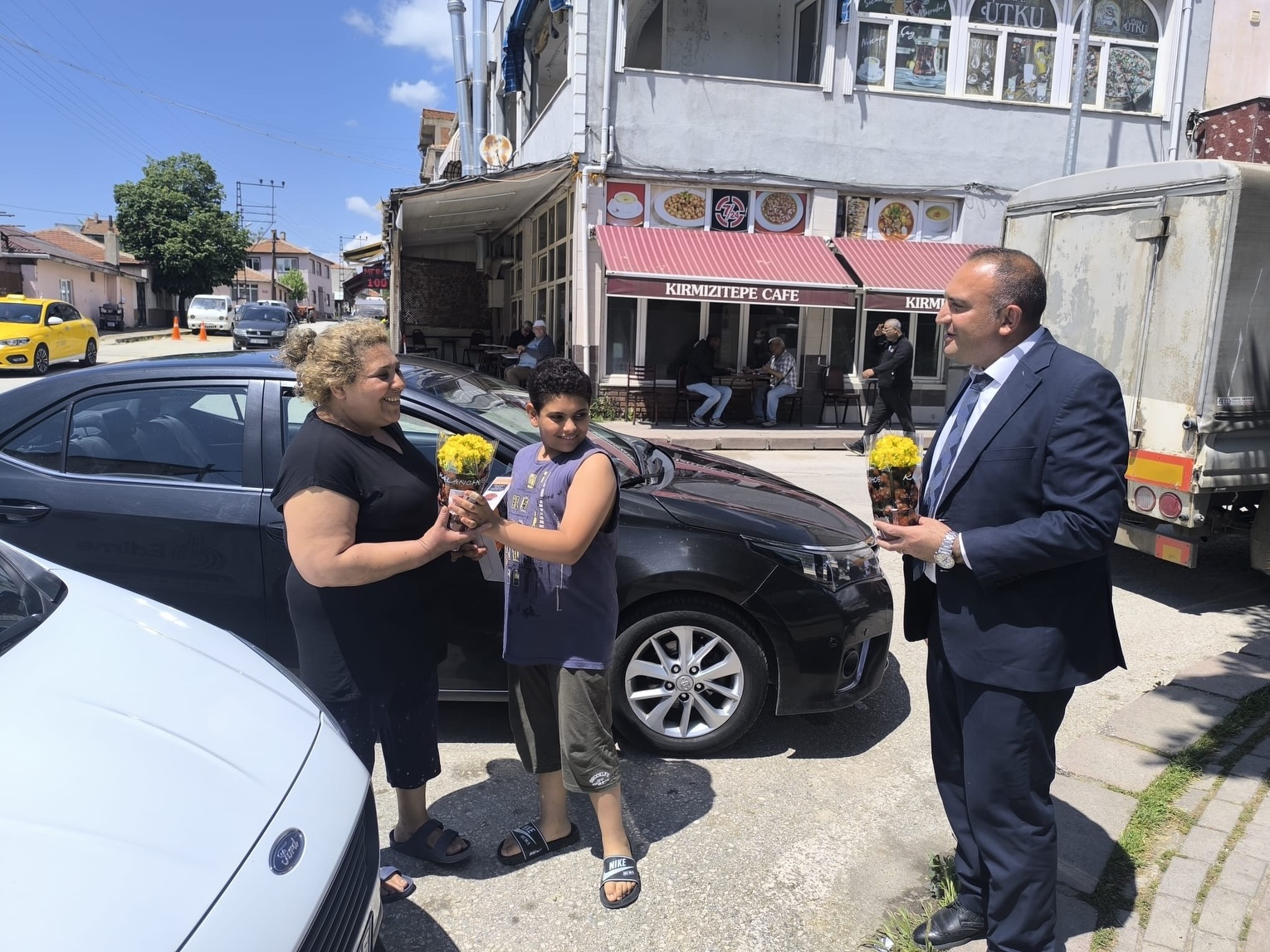Edirne Belediyesi, Anneler Günü kapsamında kentin dört bir yanında annelere anlamlı bir sürpriz hazırladı. Belediye Başkanı Filiz Gencan Akın ve Başkan Yardımcısı Savaş Çerkez, farklı mahallelerde vatandaşlarla bir araya gelerek günün coşkusunu paylaştı.