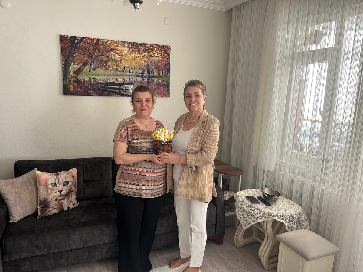 Edirne Belediyesi, Anneler Günü’nde vatan uğruna canlarını feda eden kahraman şehitlerimizin emanetlerini unutmadı. Belediye Başkan Yardımcısı ve Meclis Üyelerinden oluşan heyetler, kent merkezindeki şehit ailelerini evlerinde ziyaret ederek bu anlamlı günde onlara moral verdi.