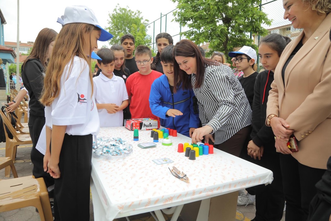 Edirne'de Kırkpınarağası Alper Yazoğlu Ortaokulu Bilim, Sanat ve Kültür Şenliği düzenlendi. Edirne Belediye Başkanı Filiz Gecan da programa katıldı.