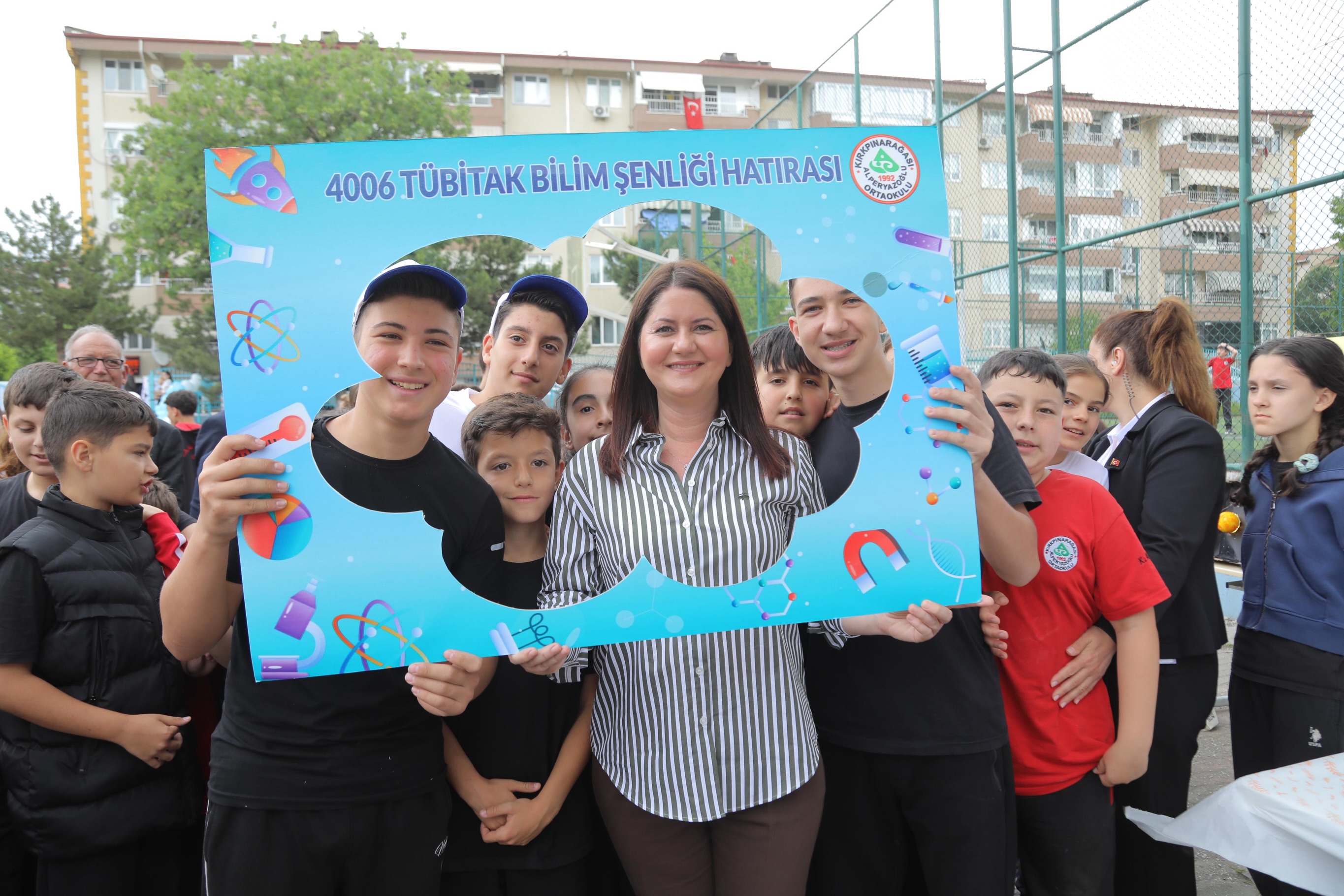 Edirne'de Kırkpınarağası Alper Yazoğlu Ortaokulu Bilim, Sanat ve Kültür Şenliği düzenlendi. Edirne Belediye Başkanı Filiz Gecan da programa katıldı.