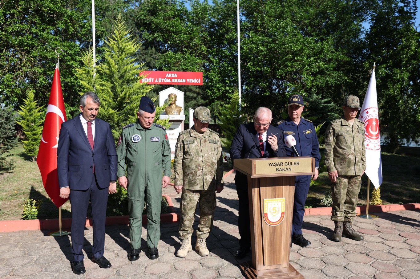 Milli Savunma Bakanı Yaşar Güler, beraberindeki Türk Silahlı Kuvvetleri komuta kademesi ile Edirne'deki 9'uncu Hudut Tugay Komutanlığına bağlı Arda Hudut Bölük Merkezi'nde Mehmetçikle bayramlaştı.