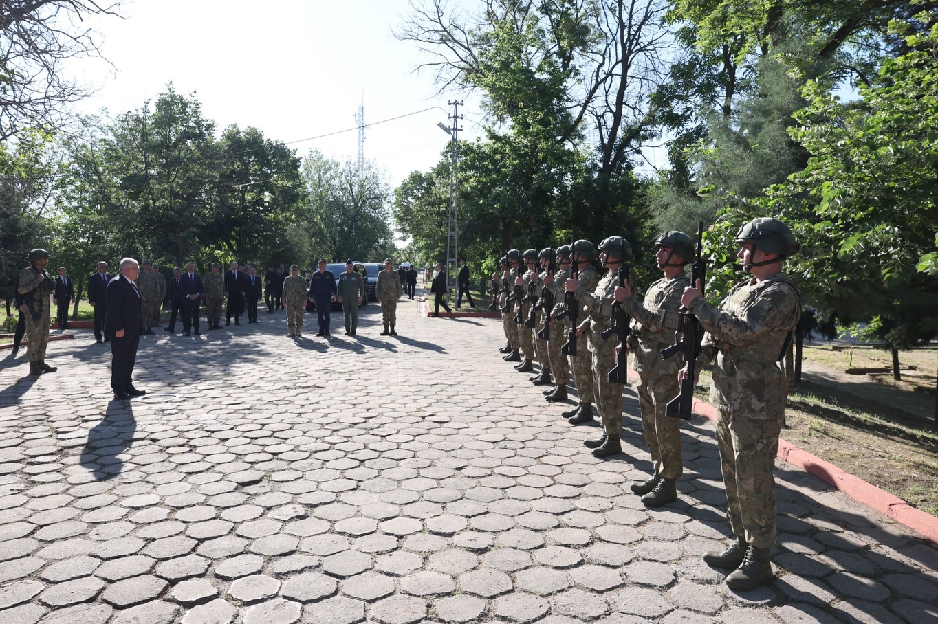 Milli Savunma Bakanı Yaşar Güler, beraberindeki Türk Silahlı Kuvvetleri komuta kademesi ile Edirne'deki 9'uncu Hudut Tugay Komutanlığına bağlı Arda Hudut Bölük Merkezi'nde Mehmetçikle bayramlaştı.