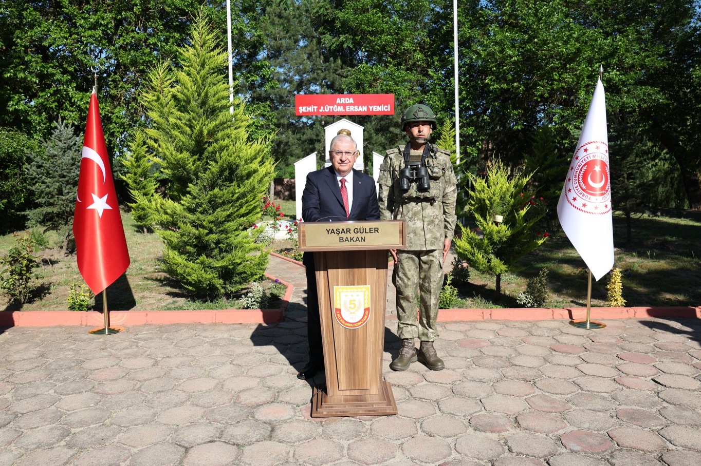 Milli Savunma Bakanı Yaşar Güler, beraberindeki Türk Silahlı Kuvvetleri komuta kademesi ile Edirne'deki 9'uncu Hudut Tugay Komutanlığına bağlı Arda Hudut Bölük Merkezi'nde Mehmetçikle bayramlaştı.