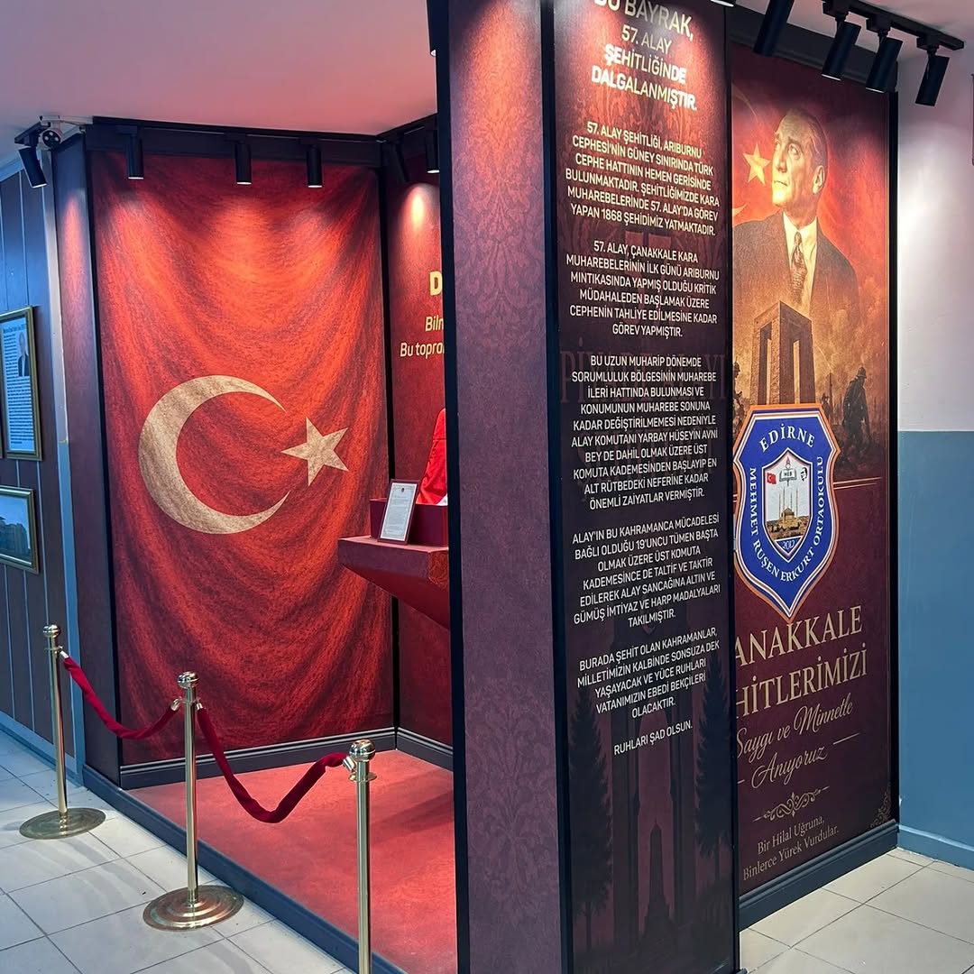 Edirne Mehmet Ruşen Erkurt Ortaokulu, tarihi ve anlamlı bir buluşmaya ev sahipliği yaptı. Millî Eğitim Bakanlığı ile Kültür ve Turizm Bakanlığı koordinasyonunda yürütülen özel proje kapsamında, Çanakkale Şehitliği’nde dalgalanan şanlı Türk bayrağı okula ulaştı.