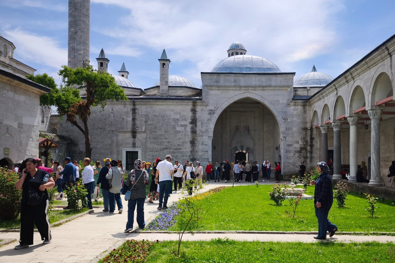 Edirne'nin en önemli turizm lokasyonlarından Avrupa Ödüllü Sultan II. Bayezid Külliyesi Sağlık Müzesi, bayram tatilinde 11 bini aşkın ziyaretçiyi ağırlayarak adeta doldu taştı.