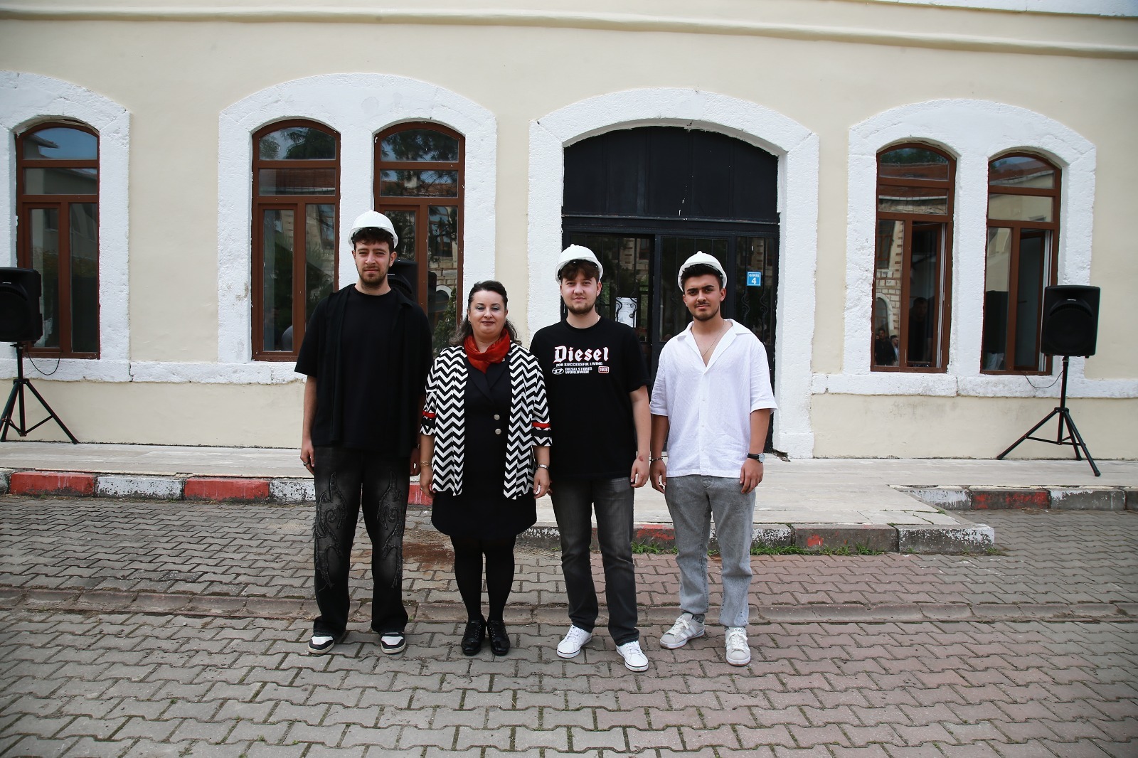 Trakya Üniversitesi Mimarlık Fakültesi ve Trakya Mimarlık Mezunları Derneği (TRAKMİM) iş birliğiyle düzenlenen ve fakülte tarihinde ilk kez gerçekleştirilen Baret Takma Töreni, Mimarlık Fakültesi Avlusu’nda yapıldı.