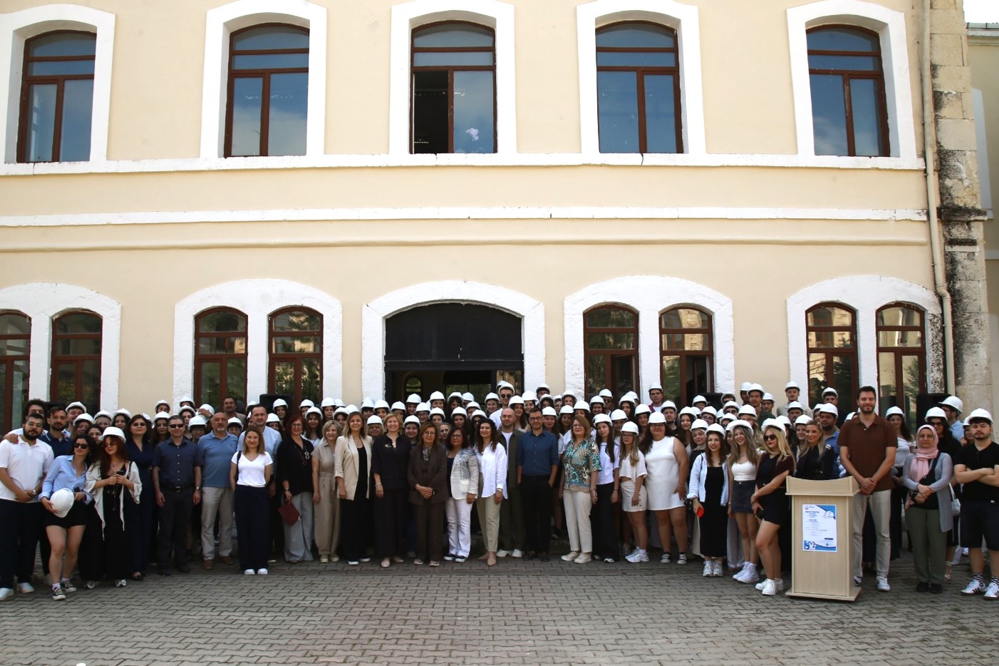 Trakya Üniversitesi Mimarlık Fakültesi ve Trakya Mimarlık Mezunları Derneği (TRAKMİM) iş birliğiyle düzenlenen ve fakülte tarihinde ilk kez gerçekleştirilen Baret Takma Töreni, Mimarlık Fakültesi Avlusu’nda yapıldı.