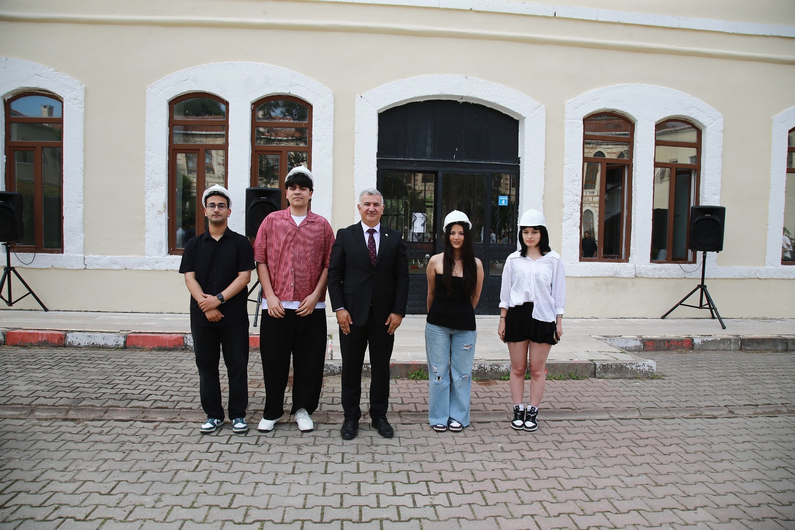 Trakya Üniversitesi Mimarlık Fakültesi ve Trakya Mimarlık Mezunları Derneği (TRAKMİM) iş birliğiyle düzenlenen ve fakülte tarihinde ilk kez gerçekleştirilen Baret Takma Töreni, Mimarlık Fakültesi Avlusu’nda yapıldı.
