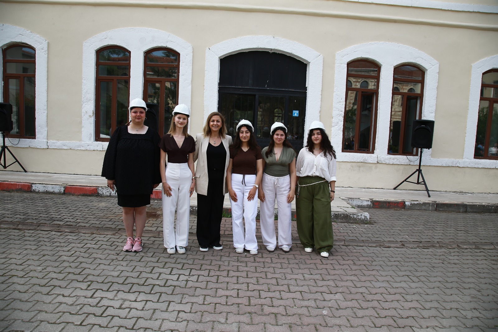 Trakya Üniversitesi Mimarlık Fakültesi ve Trakya Mimarlık Mezunları Derneği (TRAKMİM) iş birliğiyle düzenlenen ve fakülte tarihinde ilk kez gerçekleştirilen Baret Takma Töreni, Mimarlık Fakültesi Avlusu’nda yapıldı.