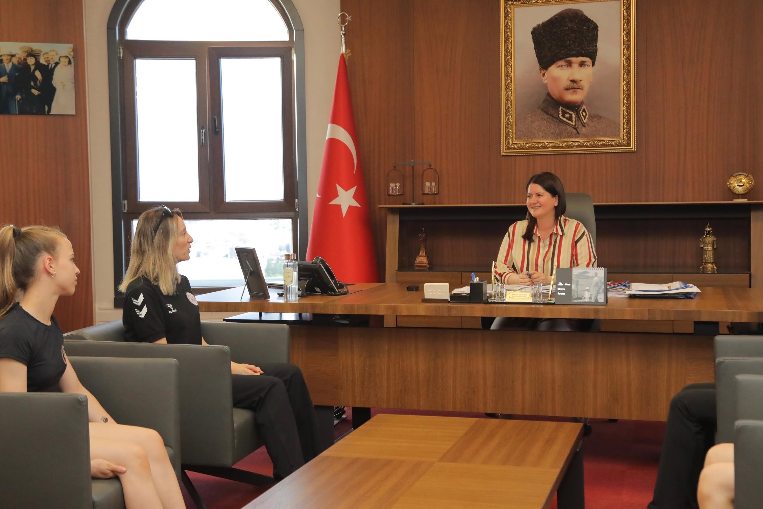 Edirne Belediye Başkanı Filiz Gencan, elde ettikleri başarılarla dikkat çeken Pera Cimnastik Spor Kulübü sporcularını ve antrenörlerini makamında ağırladı.
