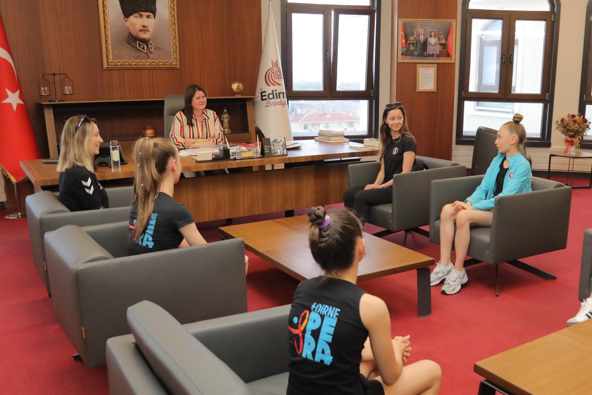 Edirne Belediye Başkanı Filiz Gencan, elde ettikleri başarılarla dikkat çeken Pera Cimnastik Spor Kulübü sporcularını ve antrenörlerini makamında ağırladı.