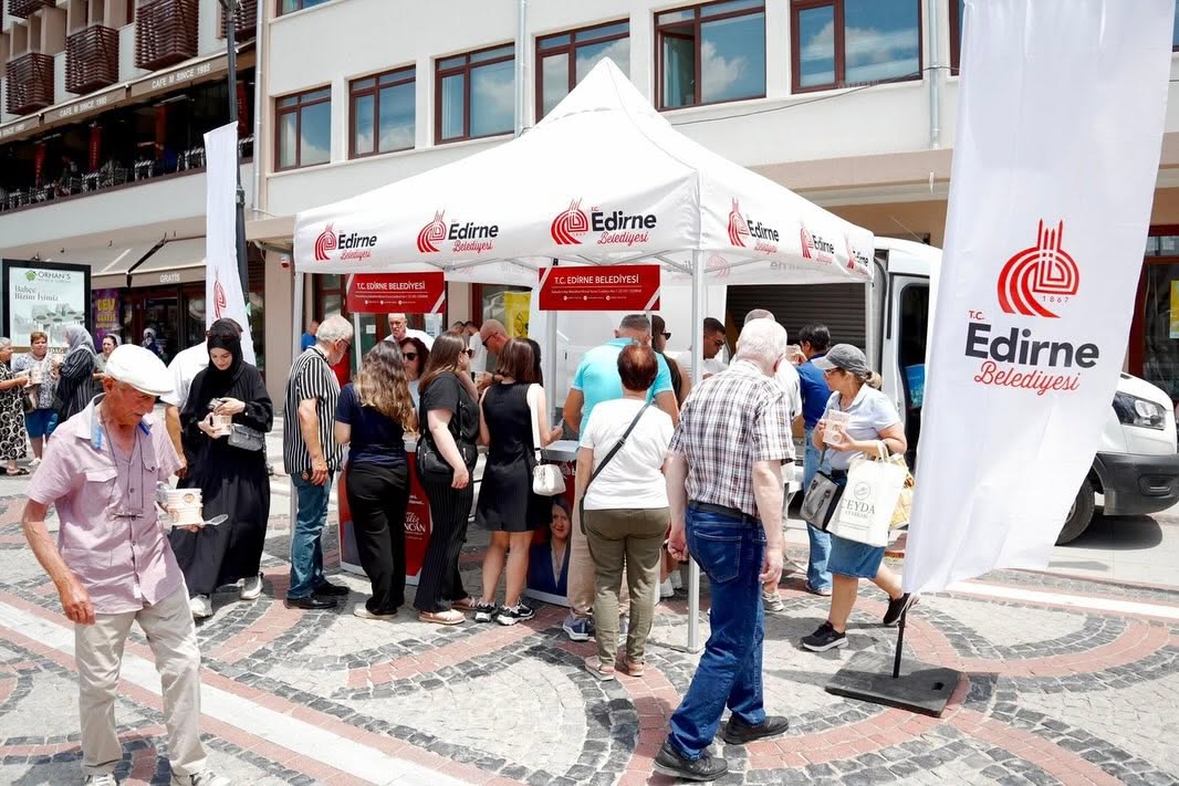 Edirne Belediyesi, Muharrem ayı dolayısıyla kent merkezinde geleneksel aşure ikramı etkinliği düzenledi. 