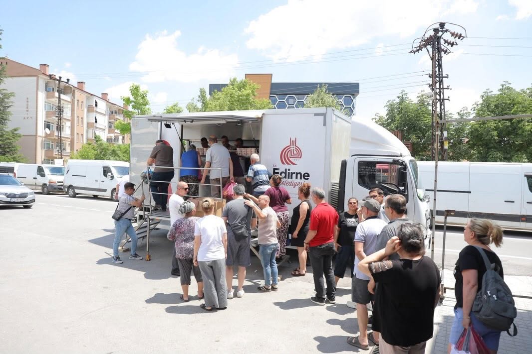 Edirne Belediyesi, Muharrem ayı dolayısıyla kent merkezinde geleneksel aşure ikramı etkinliği düzenledi. 