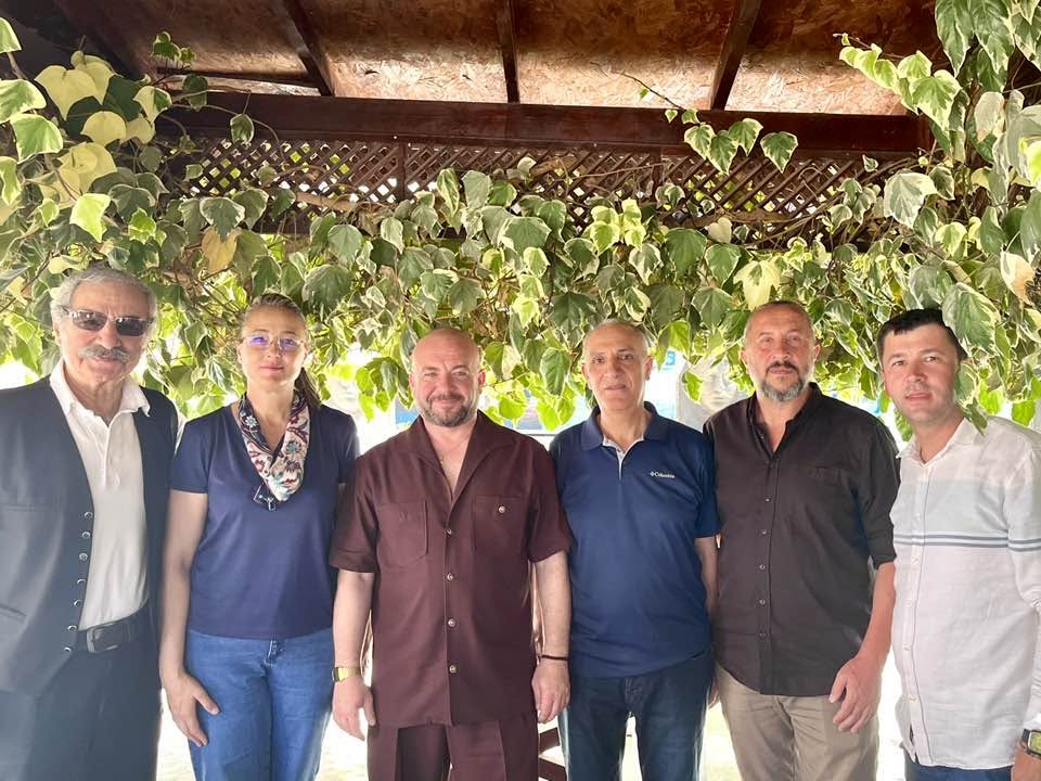 665'inci Kırkpınar Ağası Ufuk Özünlü, Kırkpınar’ın köklü geleneklerini sürdürerek, 1991, 1992 ve 1993 yıllarında Kırkpınar Ağalığı yapan altın kemerli efsane Ağa Alper Yazoğlu'nu ziyaret etti.