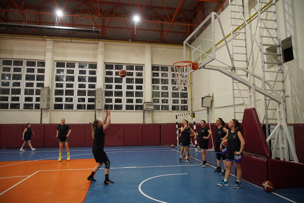 Edirne'de çoğunluğu sağlık çalışanlarından oluşan kadın basketbol takımı, Anneler Günü kapsamında Kırklareli'nin Lüleburgaz ilçesinde düzenlenecek turnuvaya annelik, meslek ve spor sevgisini bir arada taşıyarak hazırlandı.
