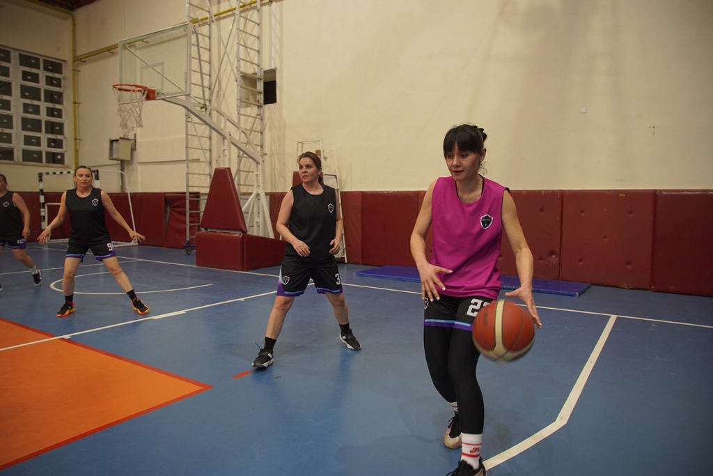Edirne'de çoğunluğu sağlık çalışanlarından oluşan kadın basketbol takımı, Anneler Günü kapsamında Kırklareli'nin Lüleburgaz ilçesinde düzenlenecek turnuvaya annelik, meslek ve spor sevgisini bir arada taşıyarak hazırlandı.