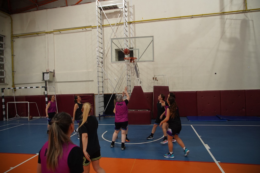 Edirne'de çoğunluğu sağlık çalışanlarından oluşan kadın basketbol takımı, Anneler Günü kapsamında Kırklareli'nin Lüleburgaz ilçesinde düzenlenecek turnuvaya annelik, meslek ve spor sevgisini bir arada taşıyarak hazırlandı.