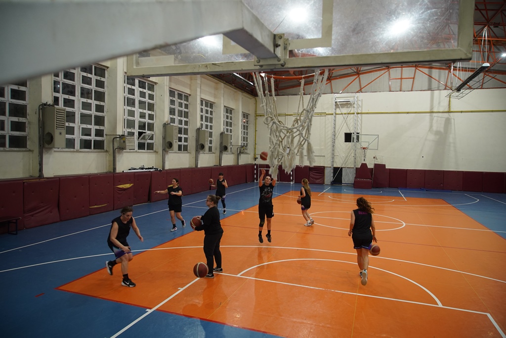 Edirne'de çoğunluğu sağlık çalışanlarından oluşan kadın basketbol takımı, Anneler Günü kapsamında Kırklareli'nin Lüleburgaz ilçesinde düzenlenecek turnuvaya annelik, meslek ve spor sevgisini bir arada taşıyarak hazırlandı.