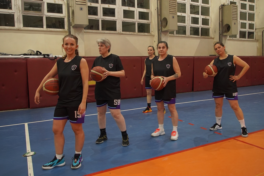 Edirne'de çoğunluğu sağlık çalışanlarından oluşan kadın basketbol takımı, Anneler Günü kapsamında Kırklareli'nin Lüleburgaz ilçesinde düzenlenecek turnuvaya annelik, meslek ve spor sevgisini bir arada taşıyarak hazırlandı.