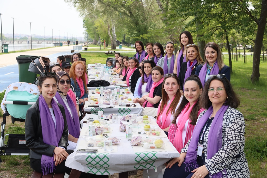 Edirne Sultan 1. Murat Devlet Hastanesinde ücretsiz hizmet veren gebe okulu, anne adaylarını doğuma ve doğum sonrasına hazırlıyor.