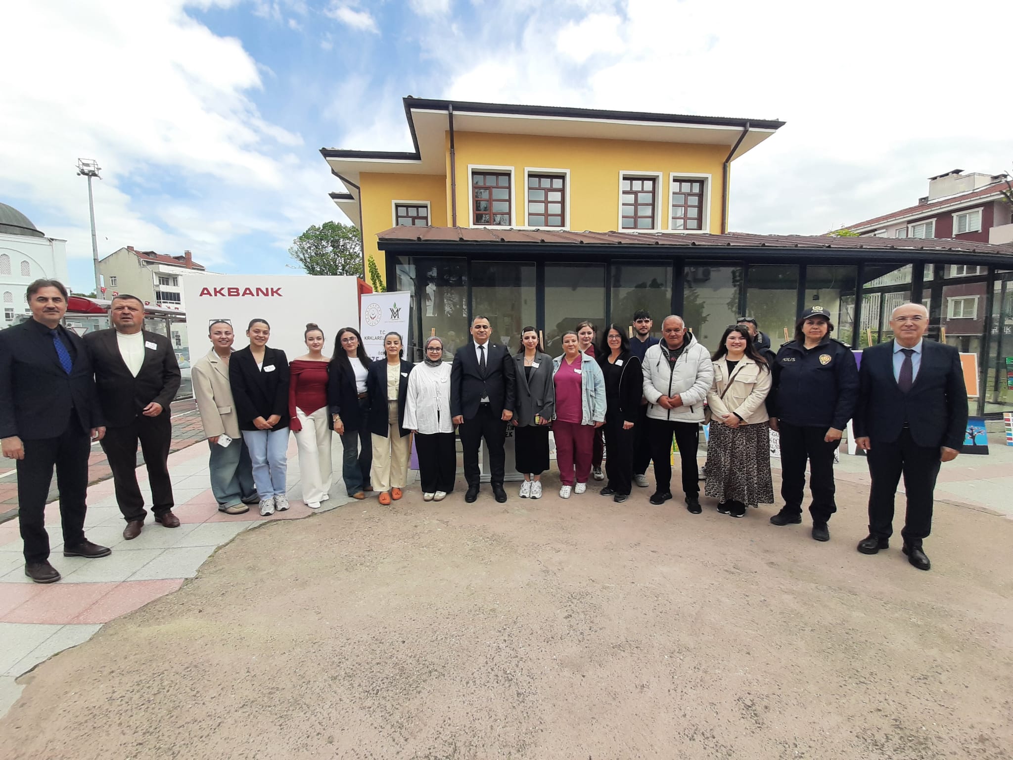 Kırklareli'nin Vize ilçesinde, engelli öğrencilerin atık malzemeleri geri dönüştürerek hazırladığı eserlerden oluşan sergi açıldı.