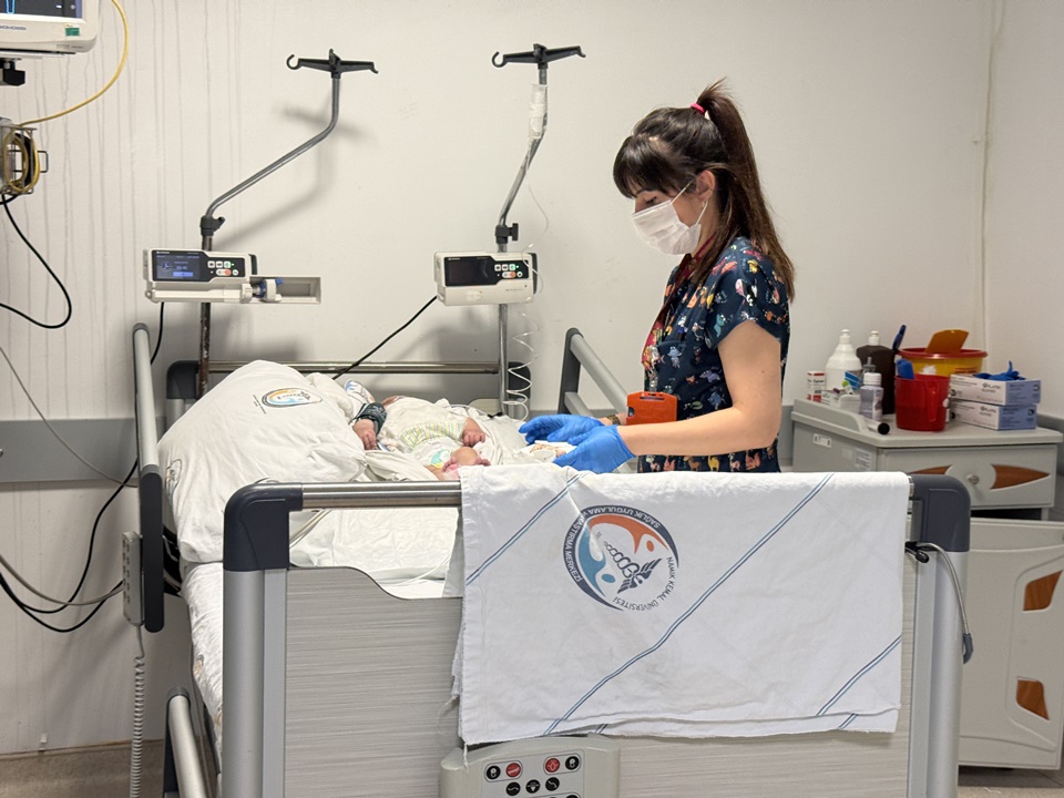 Tekirdağ Namık Kemal Üniversitesi (NKÜ) Tıp Fakültesinde öğrenciyken tanışan Damla Barış ve Deniz Barış çifti, yaklaşık 8 yıldır aynı hastanede hemşire olarak görev yapıyor.