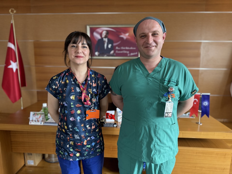 Tekirdağ Namık Kemal Üniversitesi (NKÜ) Tıp Fakültesinde öğrenciyken tanışan Damla Barış ve Deniz Barış çifti, yaklaşık 8 yıldır aynı hastanede hemşire olarak görev yapıyor.