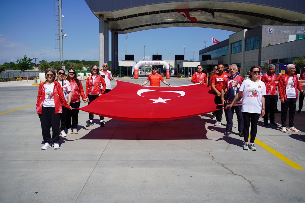 19 Mayıs Atatürk'ü Anma, Gençlik ve Spor Bayramı etkinlikleri kapsamında, Gazi Mustafa Kemal Atatürk'ün Selanik'te doğduğu evden alınan toprak Ankara'ya ulaştırılmak üzere Türkiye'ye getirildi. Sınır kapısında düzenlenen törende, Türk bayrağına sarılı