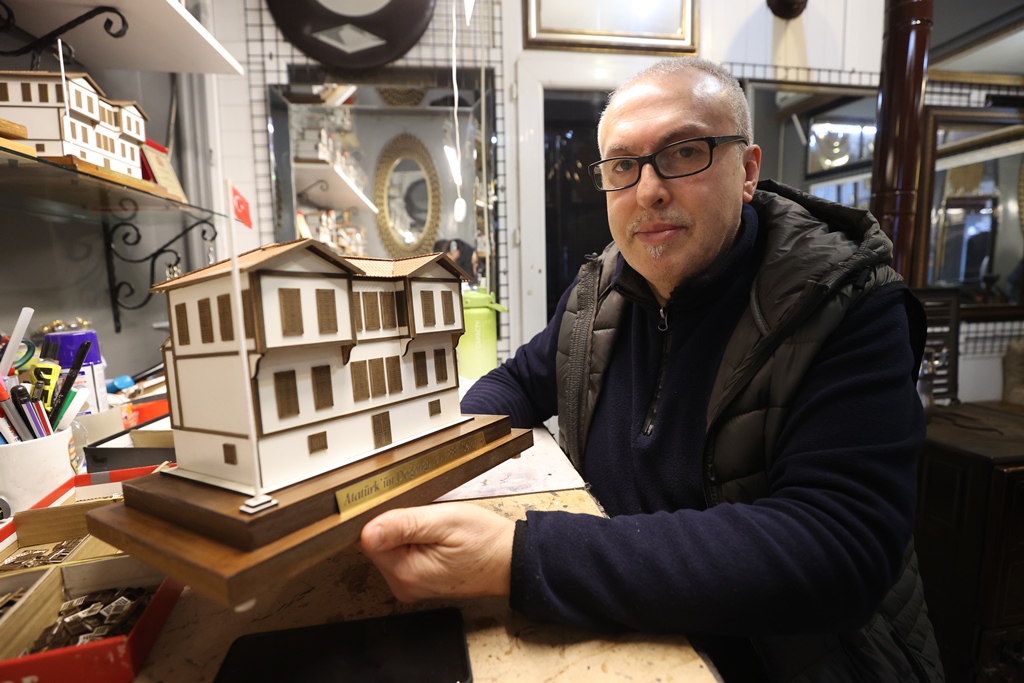 Kırklareli'nin Lüleburgaz ilçesinde yaşayan 58 yaşındaki Mithat Tunaboylu, hobi olarak yaptığı maketlerle geleneksel Türk evlerini tanıtıyor.