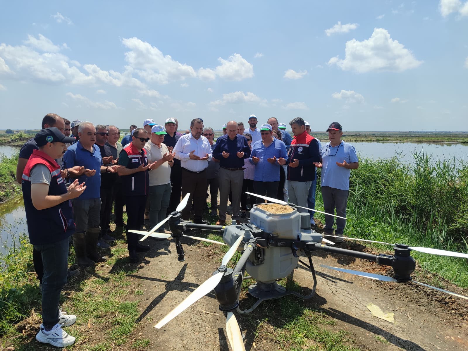 Edirne'nin Uzunköprü ilçesinde dronla çeltik ekimi yapıldı.