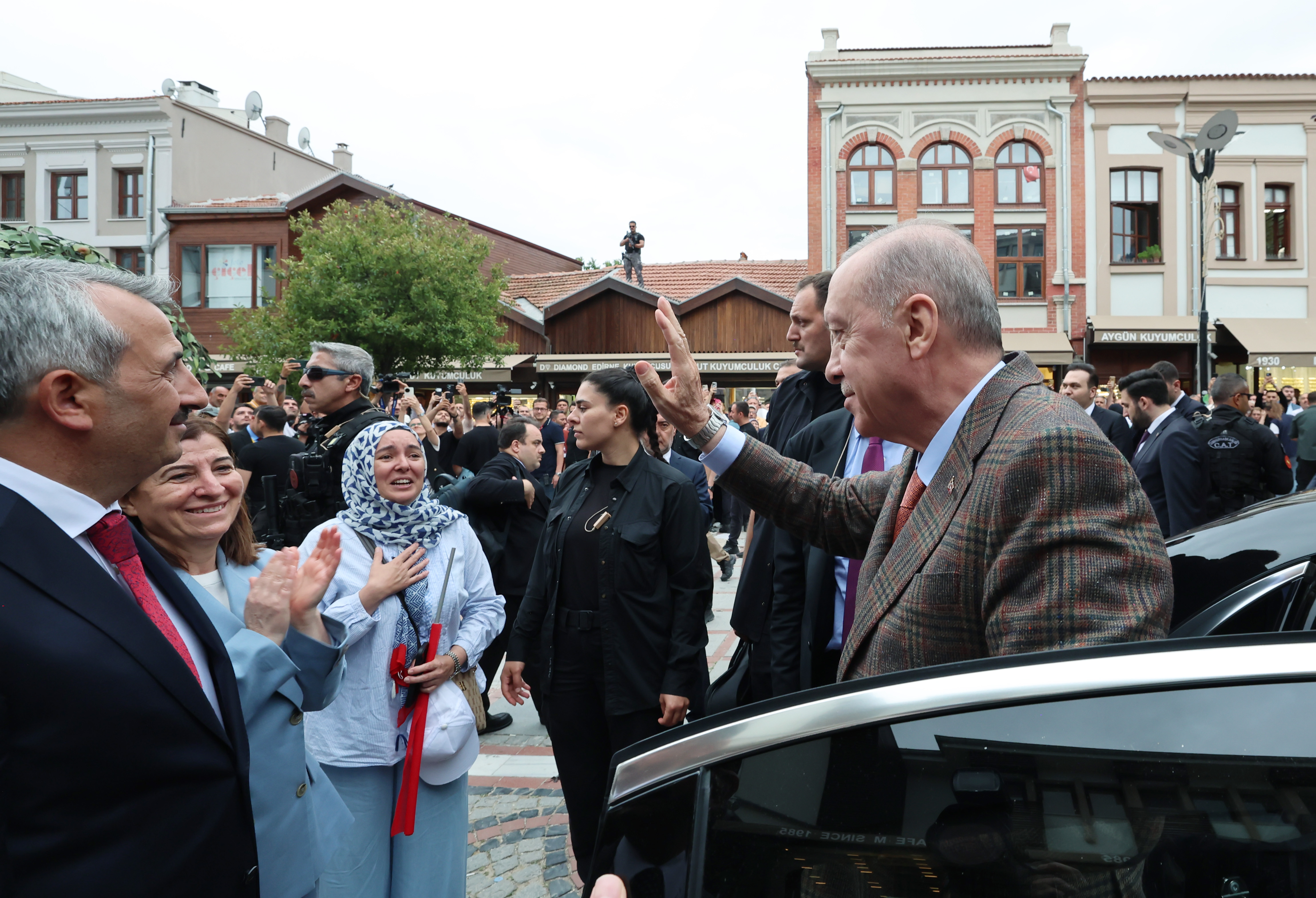 Cumhurbaşkanı Recep Tayyip Erdoğan, Edirne'de bir kafede vatandaşlarla bir araya gelerek sohbet etti.