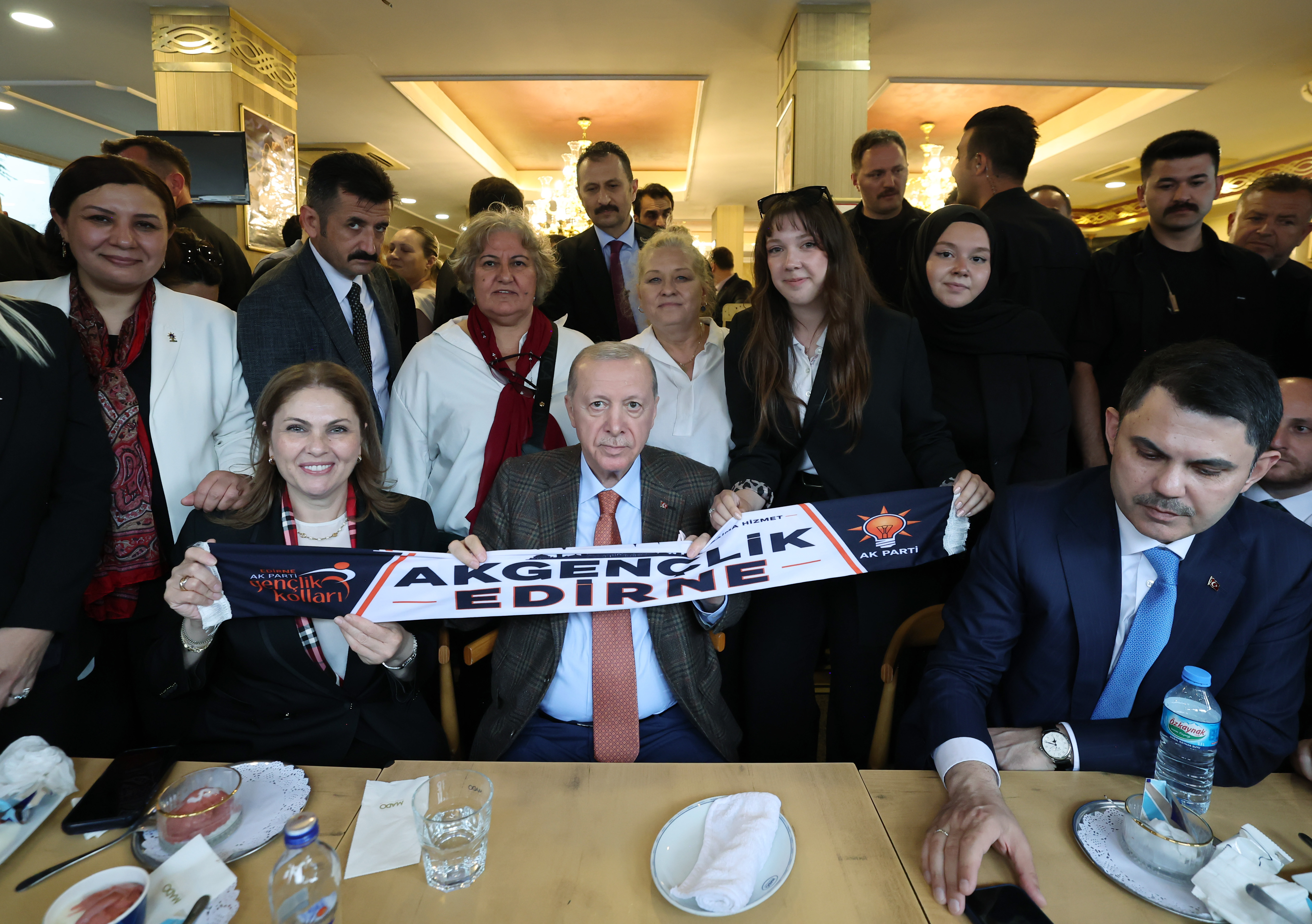 Cumhurbaşkanı Recep Tayyip Erdoğan, Edirne'de bir kafede vatandaşlarla bir araya gelerek sohbet etti.