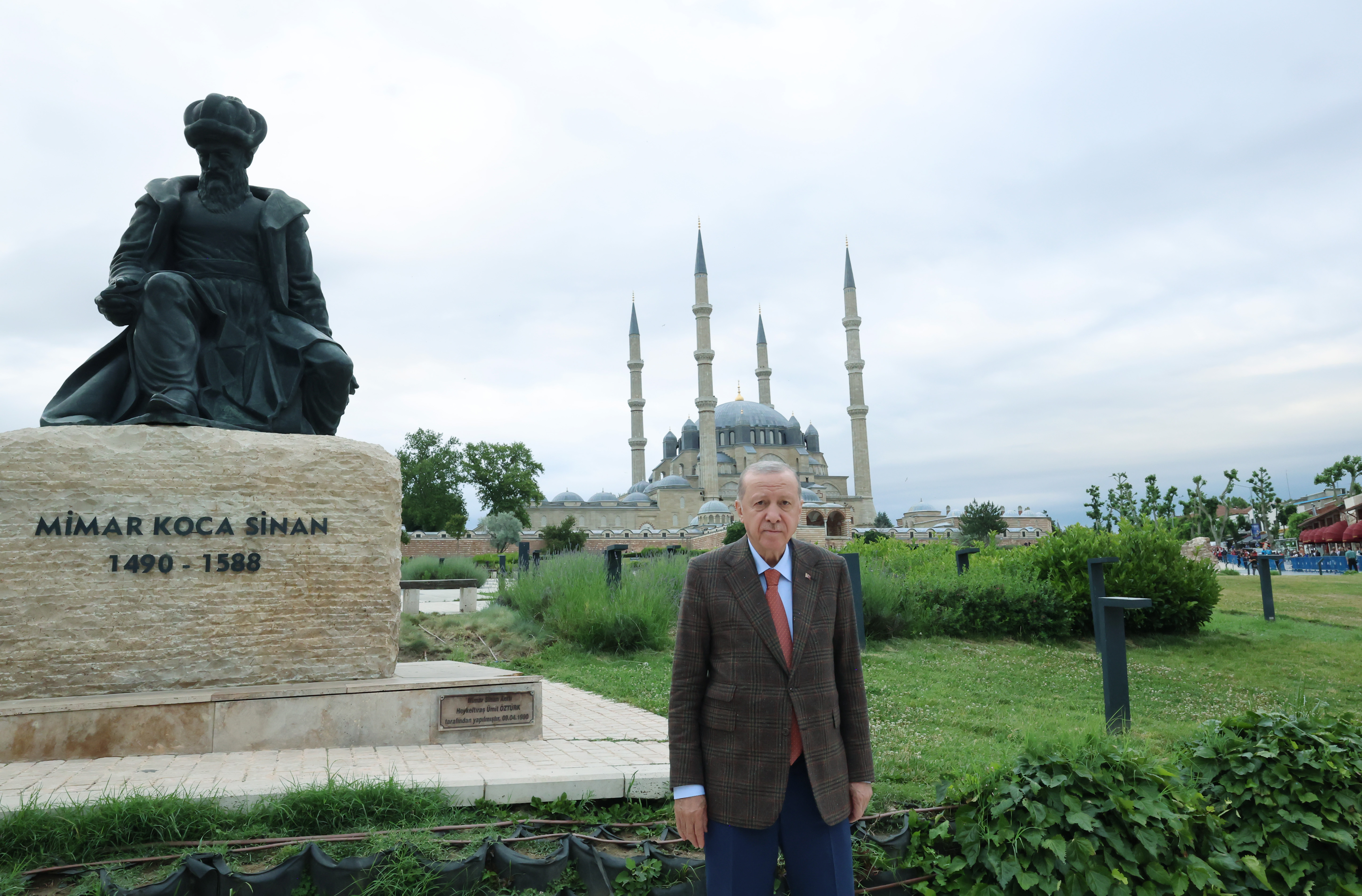 Cumhurbaşkanı Recep Tayyip Erdoğan, Edirne'de bir kafede vatandaşlarla bir araya gelerek sohbet etti.