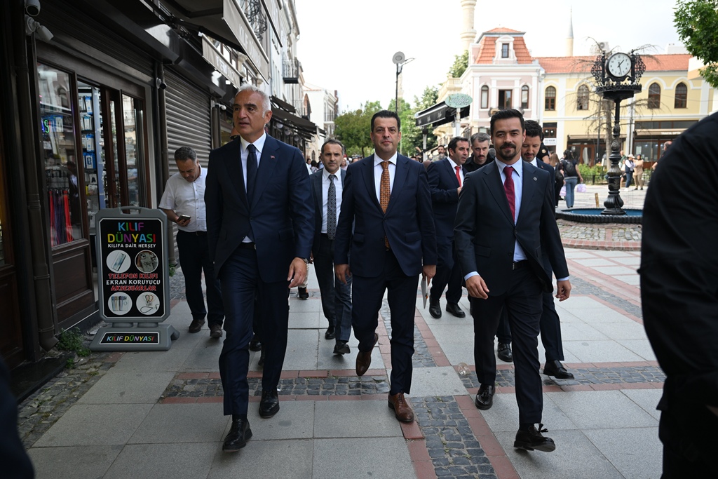 Kültür ve Turizm Bakanı Mehmet Nuri Ersoy, Edirne'de tarihi dokunun korunması amacıyla yürütülen sokak sağlıklaştırma projesi kapsamındaki çalışmaları inceledi, esnaf ve vatandaşlarla sohbet etti.