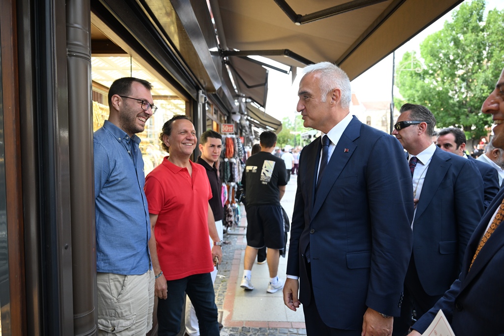 Kültür ve Turizm Bakanı Mehmet Nuri Ersoy, Edirne'de tarihi dokunun korunması amacıyla yürütülen sokak sağlıklaştırma projesi kapsamındaki çalışmaları inceledi, esnaf ve vatandaşlarla sohbet etti.