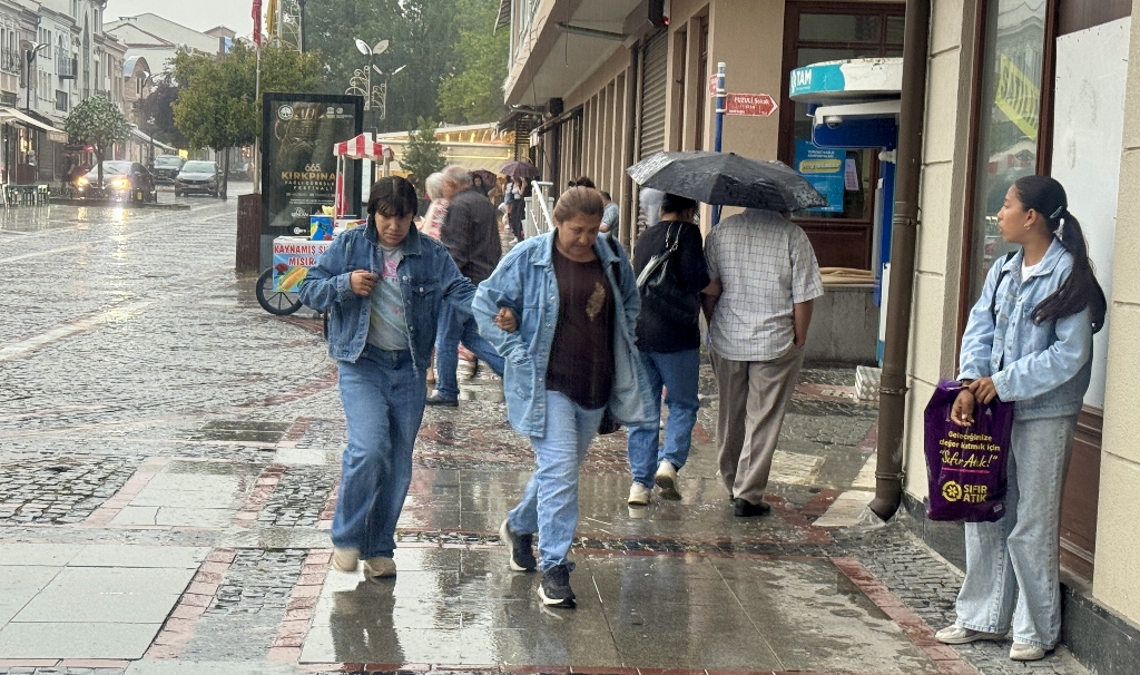 Edirne'de sağanak yaşamı olumsuz etkiledi.
