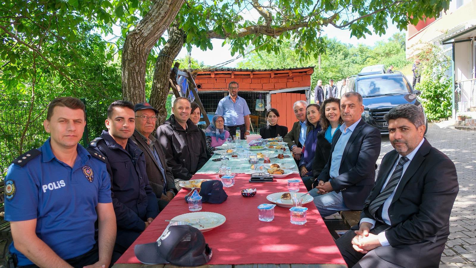 Kırklareli Valisi Uğur Turan, Hakkari'nin Çukurca ilçesinde 2018 yılında bölücü terör örgütü mensuplarınca yola tuzaklanan el yapımı patlayıcının infilak etmesi sonucu şehit olan Uzman Çavuş Anıl Yalap'ın ailesini ziyaret etti.