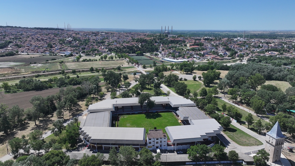 AK Parti Edirne Milletvekili Fatma Aksal, 665'inci Tarihi Kırkpınar Yağlı Güreşleri'nin mevcut er meydanında son kez yapıldığını açıklayarak, önümüzdeki yıl güreşlerin saray sınırları dışına inşa edilecek yeni ve modern bir stadyumda gerçekleştirileceğini müjdeledi.