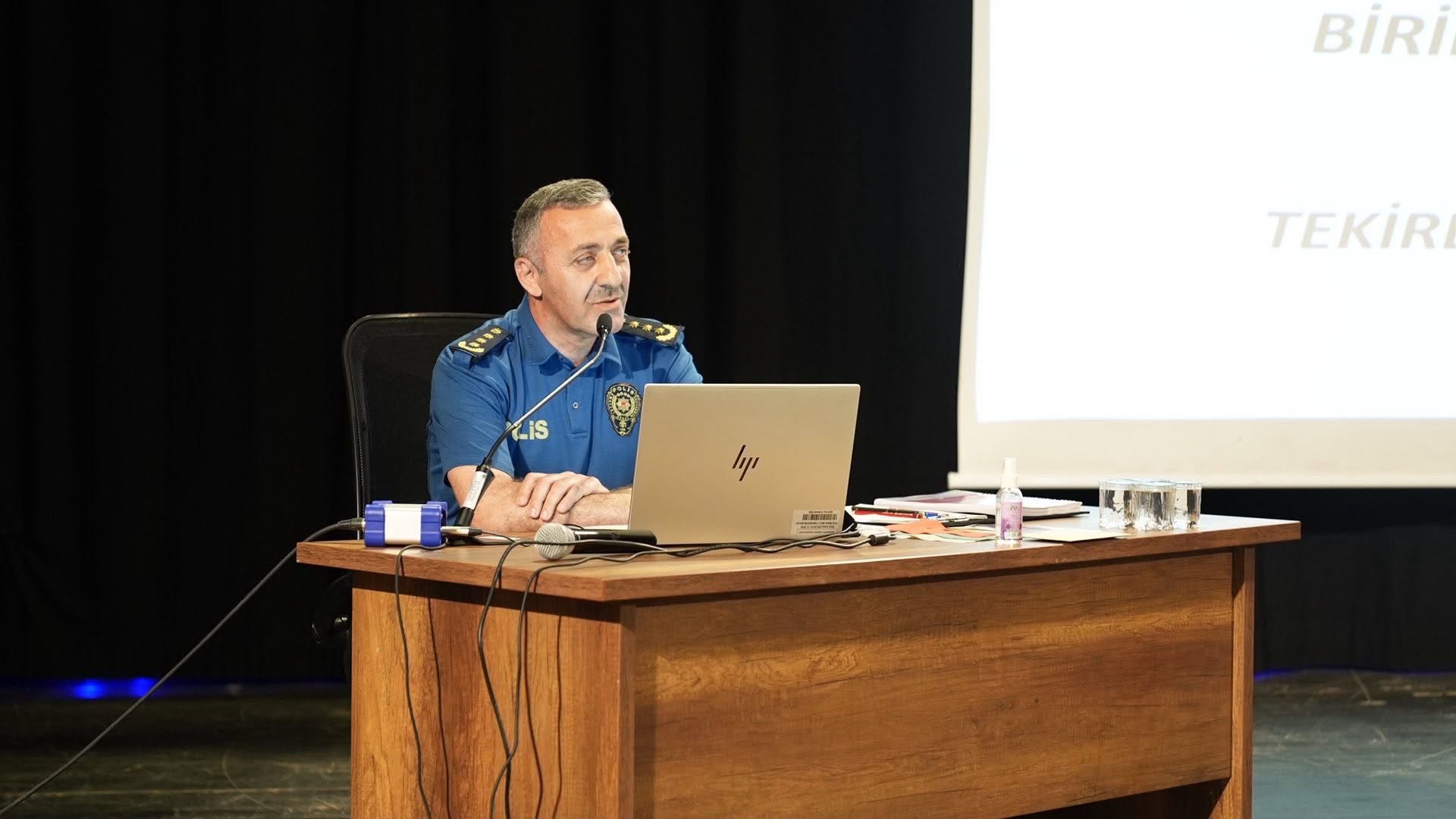 Tekirdağ İl Emniyet Müdürlüğünce, Büyükşehir Belediyesi personeline yönelik uyuşturucuyla mücadele ve dijital güvenlik konularında bilgilendirme programı düzenlendi.