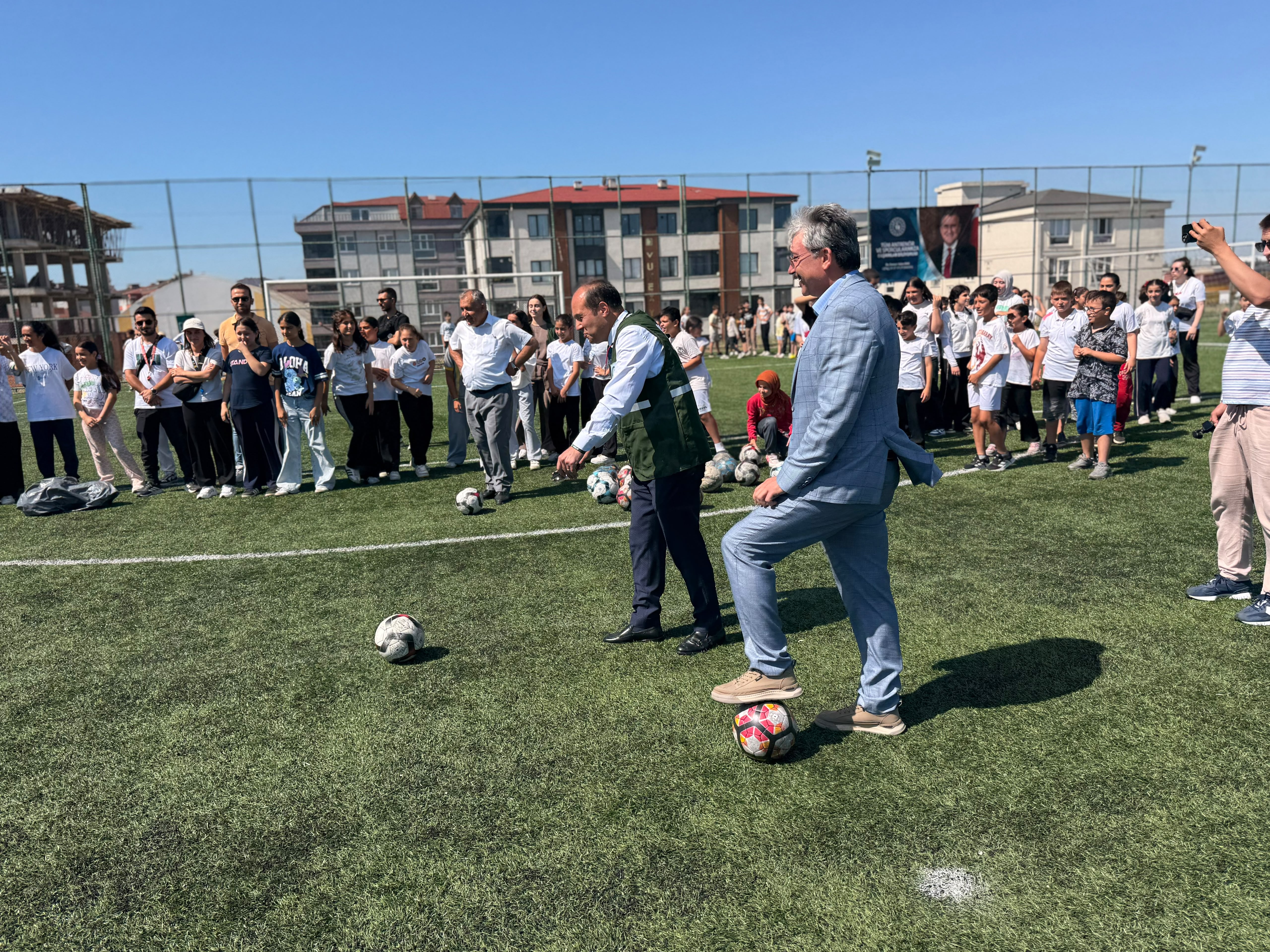 Tekirdağ'ın Çerkezköy ilçesinde, Dünya Uyuşturucu Kullanımı ve Kaçakçılığı ile Mücadele Günü dolayısıyla farkındalık oluşturmak amacıyla spor etkinliği düzenlendi.