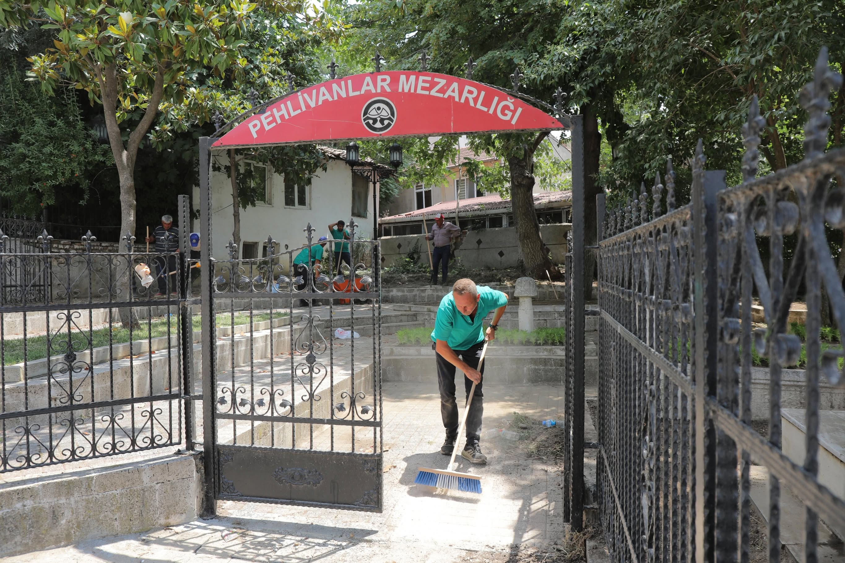 Edirne Belediyesi, kent genelindeki parklar, yeşil alanlar ve ortak kullanım alanlarında bakım, peyzaj ve çevre düzenleme çalışması gerçekleştiriyor. 