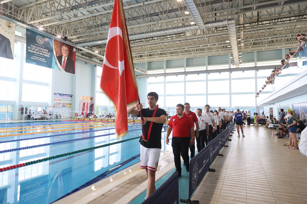Edirne'de düzenlenecek 665. Tarihi Kırkpınar Yağlı Güreşleri öncesinde Türkiye Yüzme Federasyonu tarafından gerçekleştirilen yüzme şenliğinin seremonisi yapıldı.