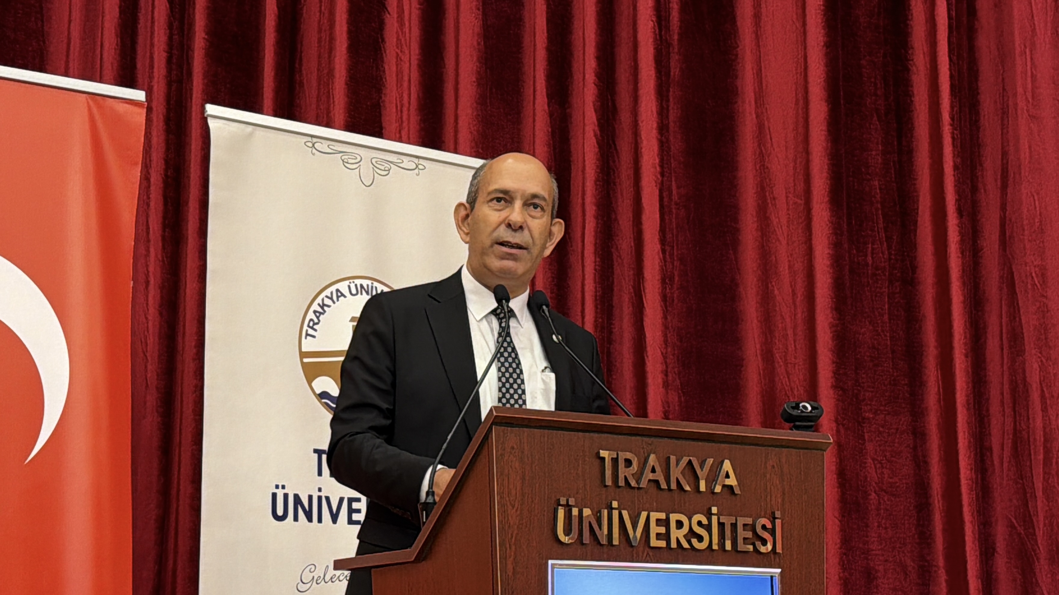 Trakya Üniversitesinde 2025-2026 Akademik ve İdari Personel Ödül Töreni düzenlendi.