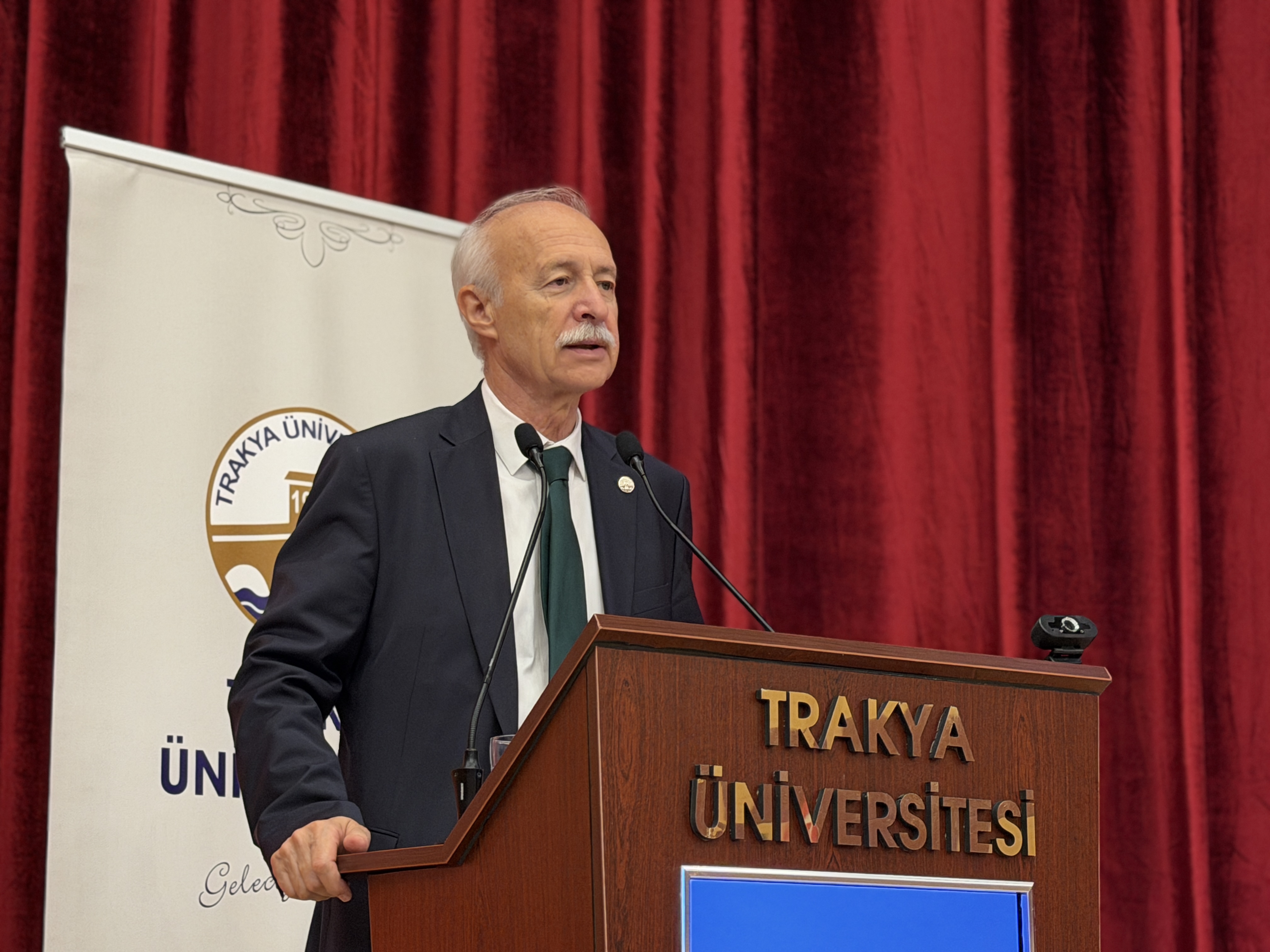 Trakya Üniversitesinde 2025-2026 Akademik ve İdari Personel Ödül Töreni düzenlendi.